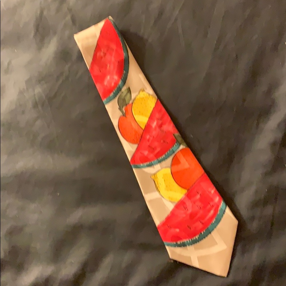 One 100% silk tie from Italy